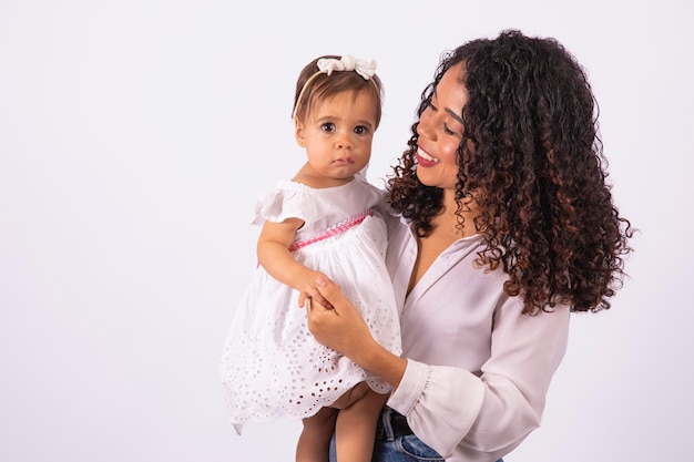 Família afro Mãe e filha sorrindo para a câmera feliz Dia das Mães