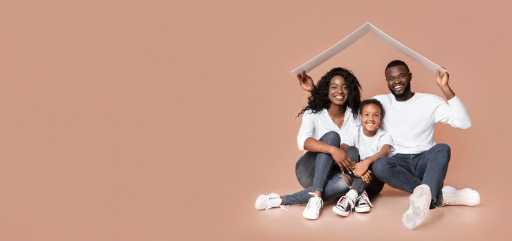 Foto família afro sentada sob um telhado simbólico pensando em um novo lar