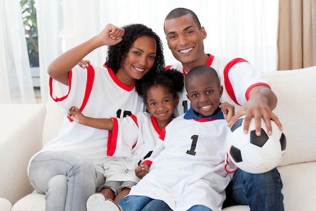 Familia afroamericana celebrando un gol de fútbol