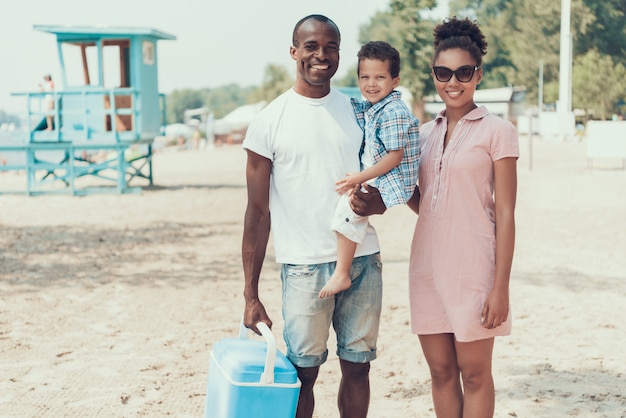 Familia afroamericana descansa en la playa