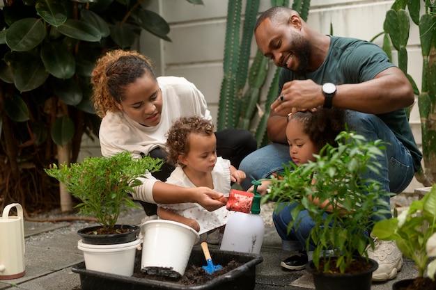 Foto familia afroamericana feliz disfrutando de la jardinería en casa