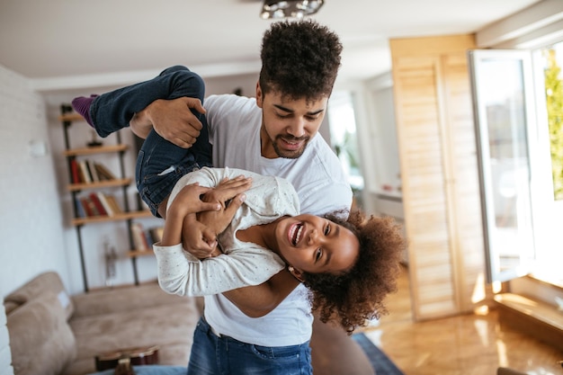 Familia afroamericana feliz divirtiéndose en casa