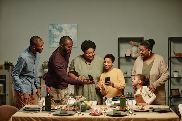 Familia afroamericana en Navidad