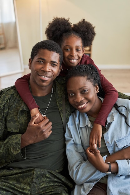 Familia afroamericana con su padre militar