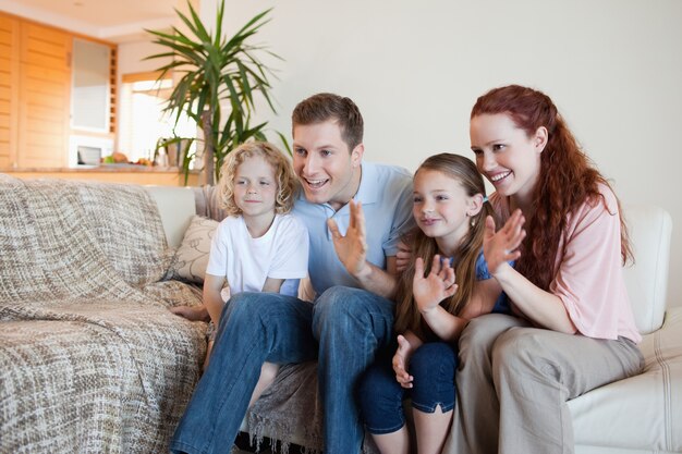 Família agitando as mãos