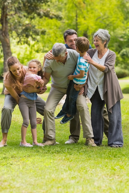 Família alargada jogando no parque