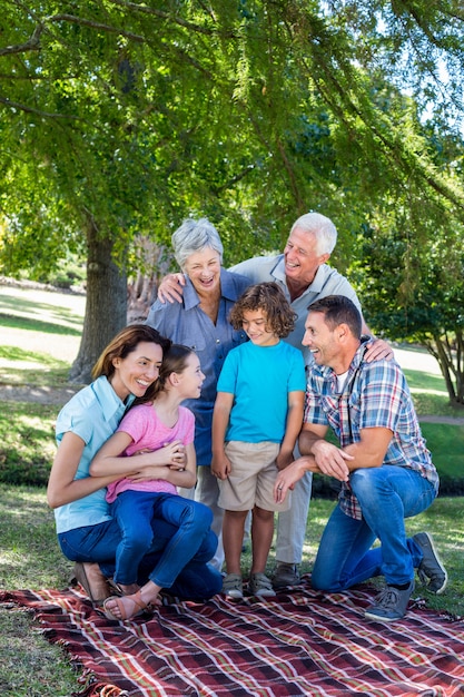 Família alargada sorrindo no parque