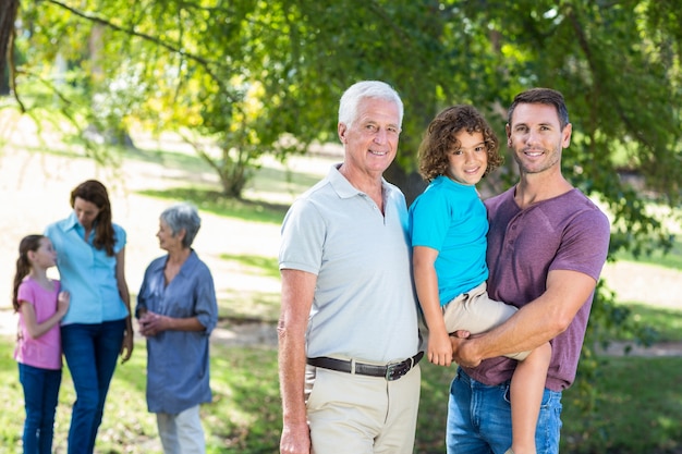 Família alargada sorrindo no parque