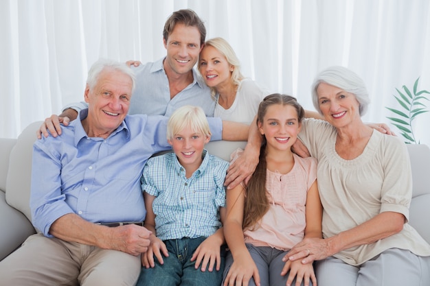 Família alargada, sorrindo para a câmera