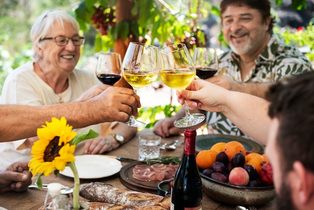 Familia alegre animando con vino