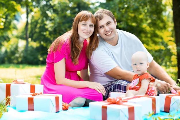 Familia alegre con cajas de regalo.