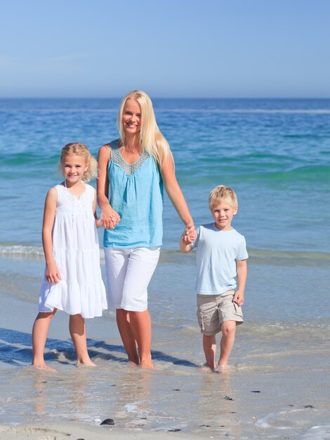 Família alegre caminhando na praia