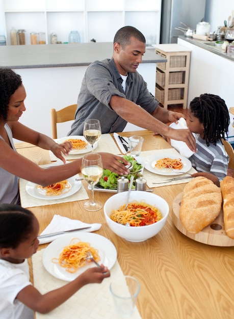 Familia alegre cenando juntos