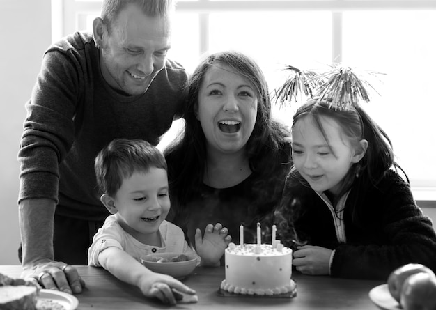 Foto família alegre comemorando aniversário