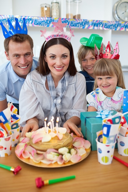 Família alegre comemorando o aniversário da mãe