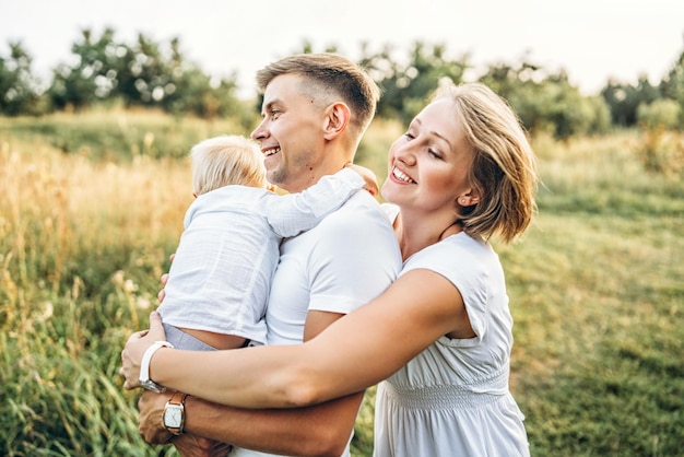 Família alegre de pé no campo