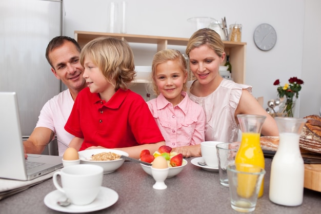 Familia alegre desayunando juntos