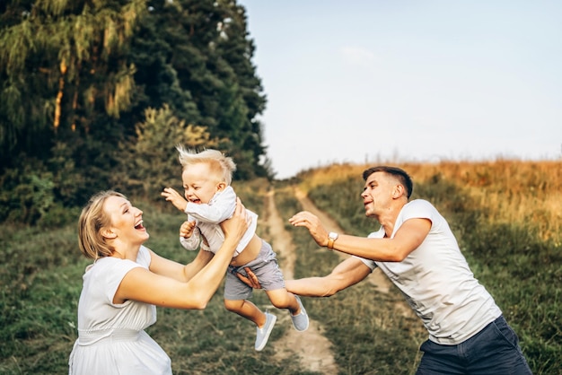 Foto familia alegre disfrutando en el campo