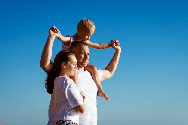 Familia alegre divirtiéndose en las vacaciones de verano