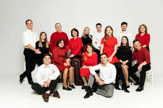 Família alegre em um fundo branco. pessoas de diferentes idades e nacionalidades. membros da família. retrato de grupo em fundo branco