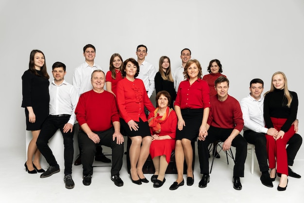 Família alegre em um fundo branco. pessoas de diferentes idades e nacionalidades. membros da família. retrato de grupo em fundo branco