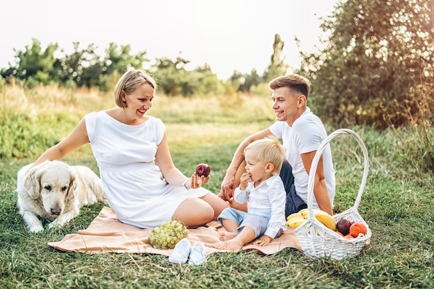 Família alegre em um piquenique no campo