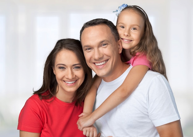 Familia alegre feliz en el fondo