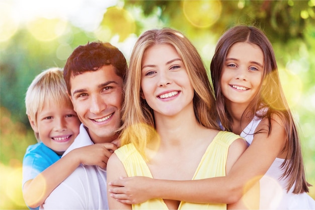 Familia alegre feliz en el fondo