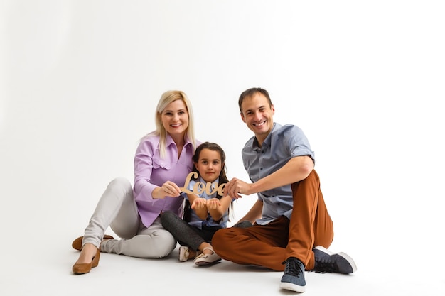 Familia alegre con la inscripción amor fondo blanco