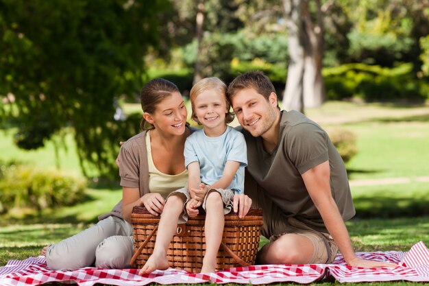 Familia alegre, ir de picnic, en el parque