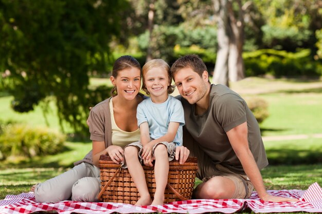 Familia alegre, ir de picnic, en el parque