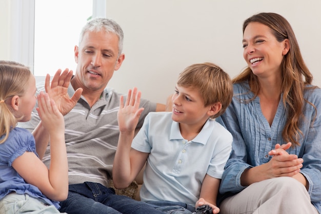 Família alegre jogando videogame