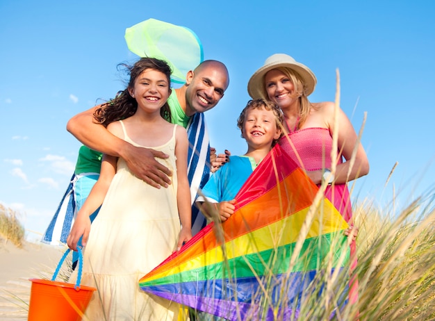 Família alegre ligação ao ar livre