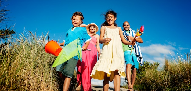 Família alegre ligação pelo conceito de férias de praia