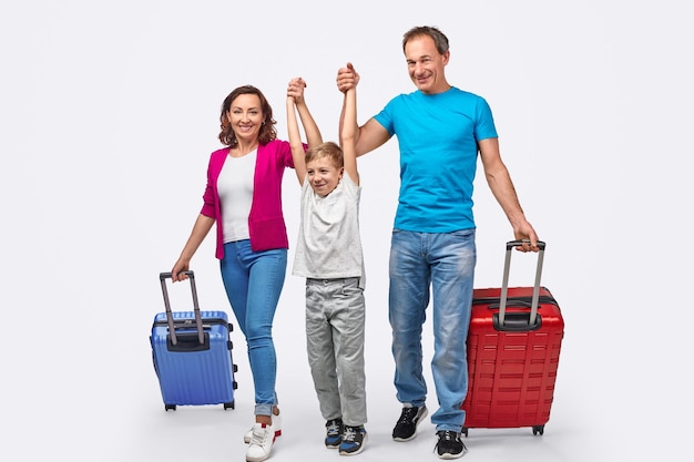 Foto familia alegre con maletas listas para el viaje