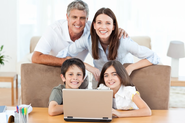 Familia alegre mirando a la camara