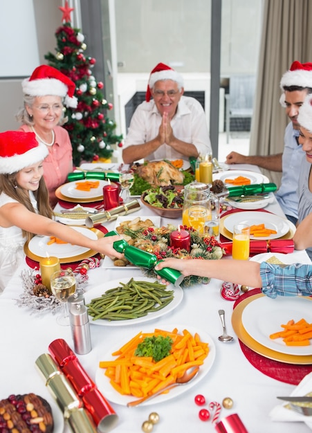 Família alegre na mesa de jantar para o jantar de Natal