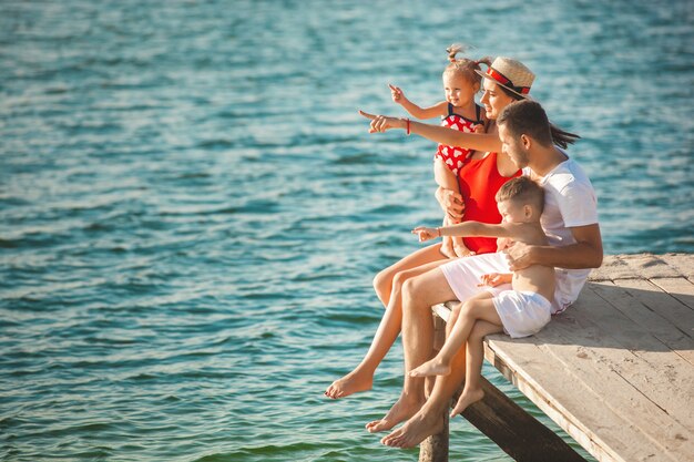 Família alegre na praia. família de férias