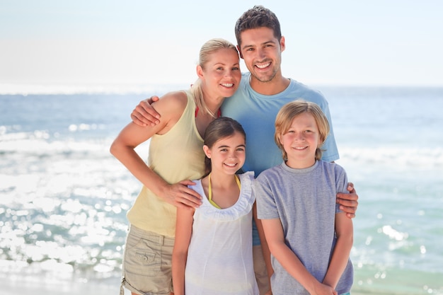 Família alegre na praia