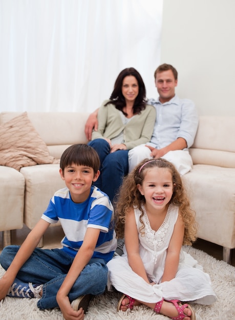 Família alegre na sala de estar