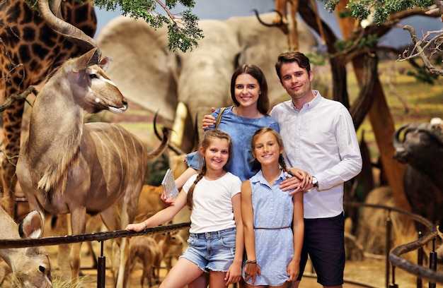 família alegre no museu da natureza