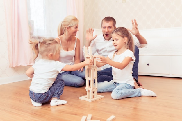 Familia alegre pasar tiempo juntos en casa