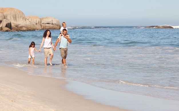 Familia alegre en la playa