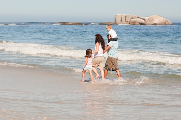 Familia alegre en la playa