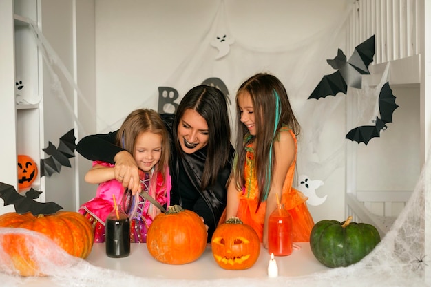 Foto la familia alegre se prepara para la celebración de halloween