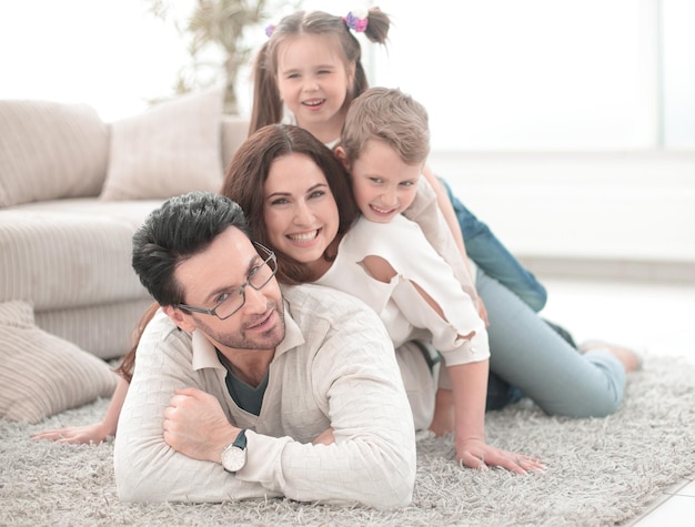 La familia alegre se relaja en la sala de estar