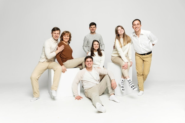 Familia alegre sobre un fondo blanco. personas de diferentes edades y nacionalidades. miembros de la familia. retrato de grupo sobre fondo blanco