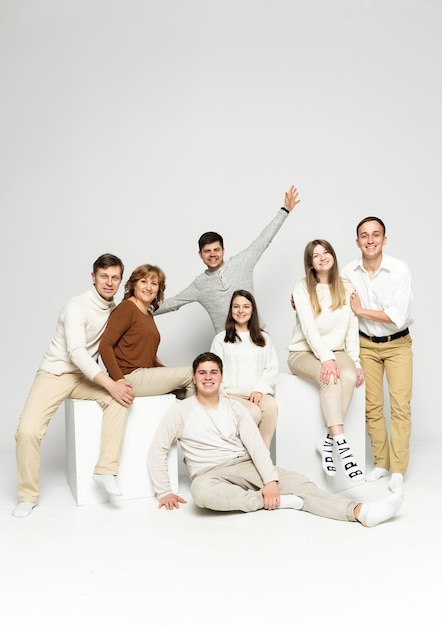 Familia alegre sobre un fondo blanco. personas de diferentes edades y nacionalidades. miembros de la familia. retrato de grupo sobre fondo blanco