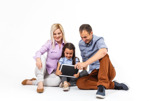 Familia alegre con tablet PC aislado en blanco