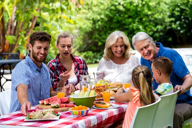 Familia almorzando juntos en el césped